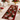 Runner da tavola natalizio in perline con palline di Natale decorative nei toni rosso, bianco, verde e oro.