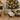Base per albero di Natale a forma di palla decorativa verde e bianca con fiocchi di neve dorati e supporto centrale per il tronco dell'albero.