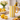 Brocca in ceramica a righe gialle con dettaglio limone ambientata con agrumi freschi in cucina moderna