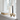 Candelabro a forma di fiocco dorato con candela nera in ambientazione natalizia
