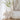 Centrotavola in ceramica bianca design moderno su mobile in legno