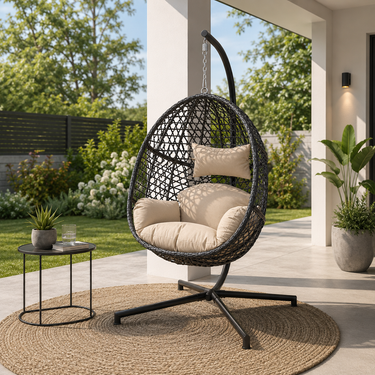 Dondolo pensile da giardino in rattan nero con cuscini beige ambientato in veranda moderna elegante