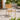 Sedia da giardino con struttura in alluminio beige e seduta effetto legno con braccioli