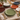Set piatti Havana in colori assortiti con superficie effetto martellato e finitura lucida.