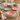 Set piatti Sinfonia in colori pastello assortiti con bordo sagomato.