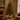 Supporto per albero di Natale con sfere rosse e oro in ambiente natalizio raffinato.