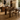 Tavolo da pranzo in legno scuro con struttura solida e design contemporaneo