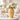 Vaso decorativo in ceramica gialla con fiori bianchi