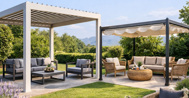 Area relax in giardino con pergola bioclimatica e set da giardino coordinato in acciaio e intreccio