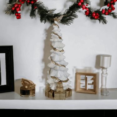 Albero di Natale con Stella e Pacchi Regalo Statuetta Decorativa colore Bianco e Oro h 39 cm - Viron.it