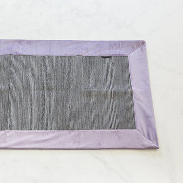Tappeto 60x100 cm in fibra con finiture velluto soft Grigio e Malva - Viron.it