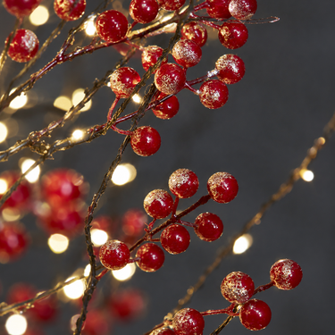 Albero decorativo con bacche rosse e luci LED calde
