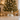 Base per albero di Natale a forma di renna bianca con corna dorate, fiocco oro e supporto portaalbero integrato con pacco regalo decorativo