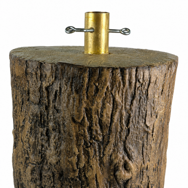 Dettaglio della base per albero di Natale effetto tronco in legno con texture corteccia e supporto in metallo dorato