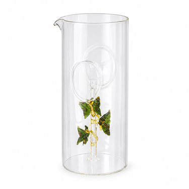 Caraffa in vetro trasparente con farfalle decorative verdi
