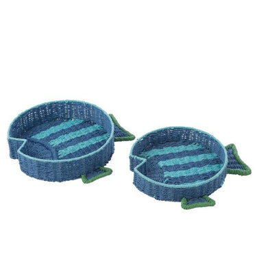 Cestini intrecciati design pesce in ambiente allegro e luminoso con dettagli vivaci e floreali