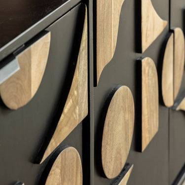 Madia contemporanea con ante decorate geometriche in legno chiaro e finitura nera opaca