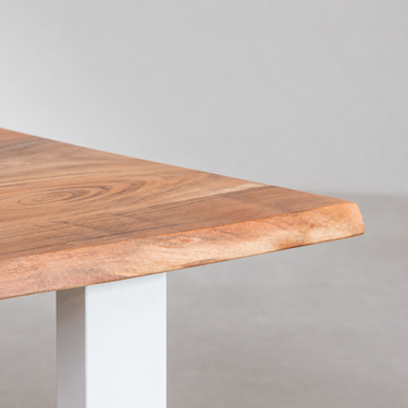 Dettaglio piano tavolo in legno naturale con bordo irregolare e gamba bianca in metallo