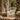Dondolo sospeso bianco in giardino romantico boho chic con rose e decorazioni eleganti