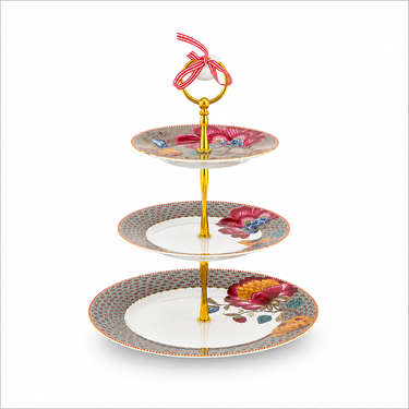 Etagere elegante con struttura dorata e piatti floreali stile vintage chic