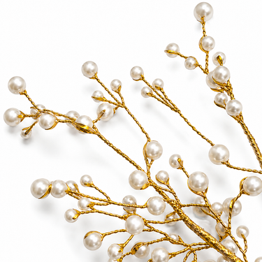 Dettaglio di ghirlanda flessibile con perle decorative e struttura in filo dorato per decorazioni festive