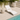 Lettino prendisole bianco dal design minimal collocato a bordo piscina in contesto outdoor raffinato