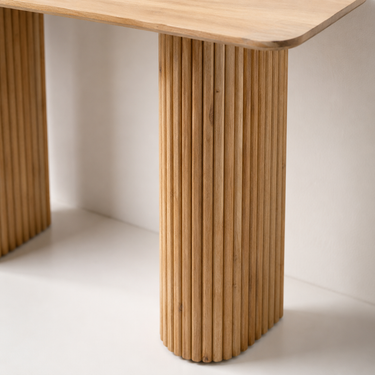 Mobile ingresso in legno chiaro con struttura minimal e finitura rigata