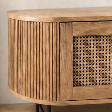 Madia TV contemporanea in legno chiaro con ante in rete naturale e piedi in metallo nero