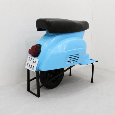 Arredo outdoor originale stile Vespa blu con seduta nera