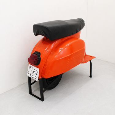 Sgabello da esterno realizzato con parte posteriore di scooter vintage