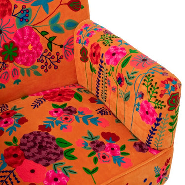Poltrona in velluto arancione stile boho con decorazioni floreali