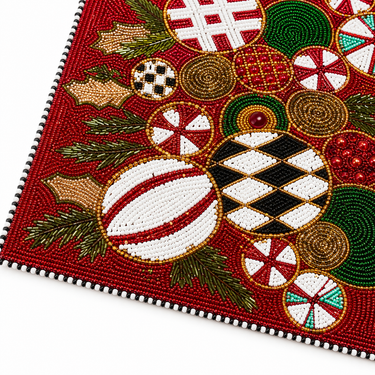 Elegante runner in perline da 90 cm con ricamo di addobbi natalizi e dettagli artigianali su fondo rosso