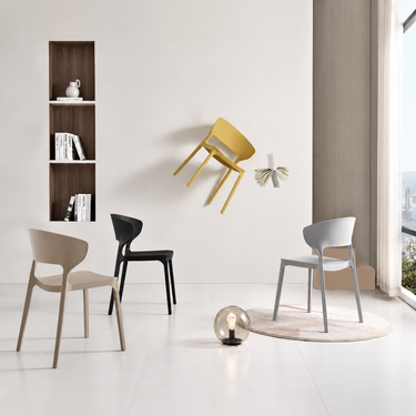 Sedia moderna grigia in polipropilene dal design essenziale