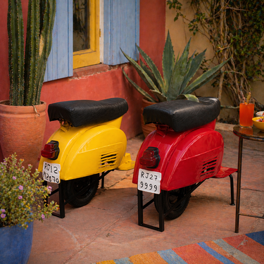Sgabello scooter rosso dal look vintage ideale per terrazzo, patio o giardino di design