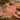 Set tavola natalizio con runner a righe rosse e cestino portapane coordinato