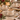 Set tazze da caffè in gres natalizio color crema con piattini decorati.


