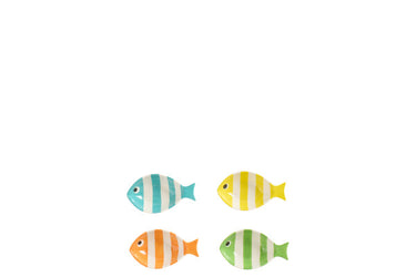 set vassoi e piatti pesce multicolor con agrumi su sfondo arancione