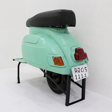 Arredo outdoor stile retrò con seduta nera e carrozzeria scooter verde menta