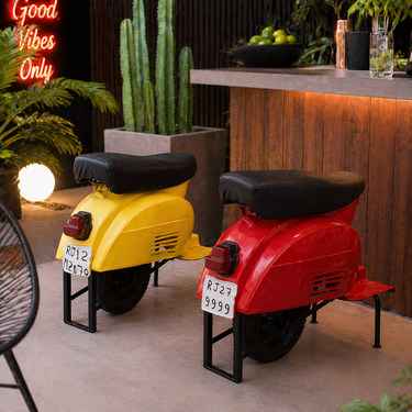Sgabello design rosso ricavato da retro scooter vintage con seduta nera e struttura in metallo.