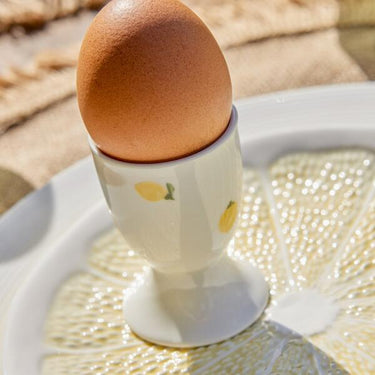 Piatto in ceramica con texture a limone visto dall’alto stile fresco ed estivo