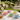Set di tazzine a righe colorate ambientate in giardino luxury elegante