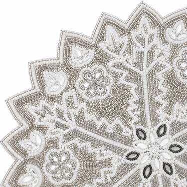 Centrino natalizio in perline con elegante disegno a fiocco di neve, ideale per decorare tavole in stile nordico