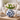 Vaso decorativo 30 cm in ceramica blu con fiori bianchi