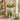 Vaso in ceramica con tulipani bianchi in rilievo e composizione floreale rosa in ambiente luminoso ed elegante