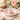 Vassoio pasquale in ceramica rosa con coniglio decorativo centrale