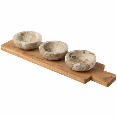 Vassoio da portata in legno con tre ciotole decorative in marmo chiaro per aperitivi e snack